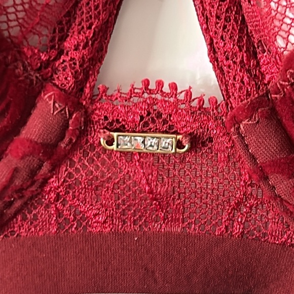 Triumph Velvet & Lace Bra - Picture 3 of 10